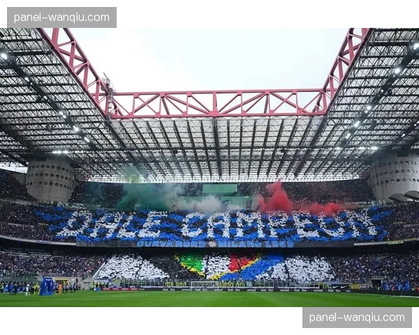 弗罗西诺内主场球迷用巨型Tifo致敬俱乐部成立百年